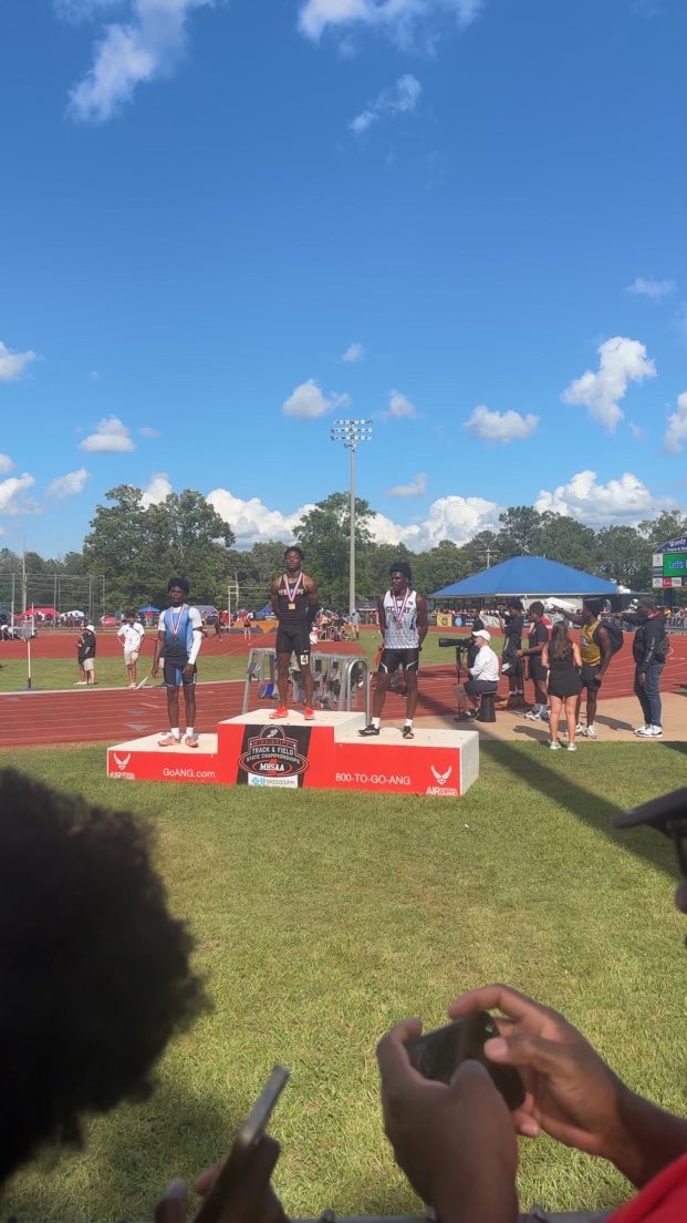 braxtonW4_'s tweet image. had a great day at the state track meet! came first in the 100m with a 10.74 and 1st in the 4x2 with a time of 1:29