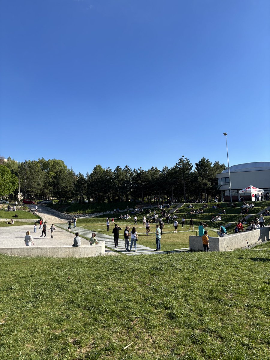 ODTÜ Çim Amfi: Isıtan bir güneş, soğuk kahve ve meyveler, top oynayanlar, dans edenler, hoş müzikler... Harikaydı.🌳🌺🌞