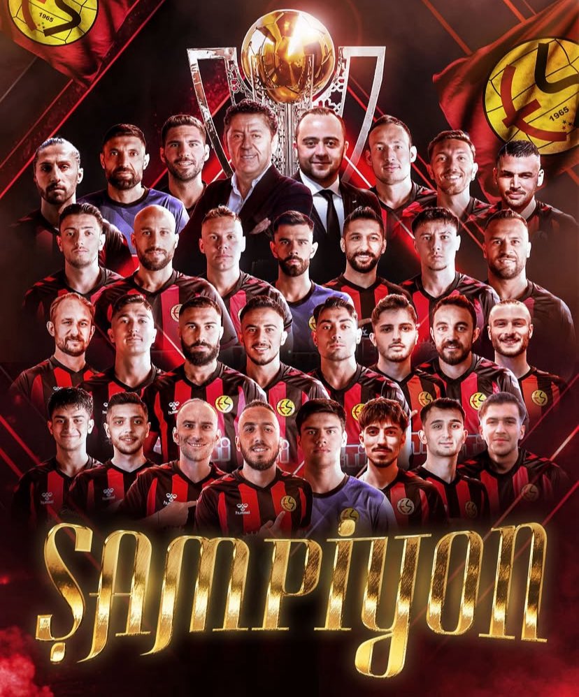 ayscndgn's tweet photo. Anadolu efsanesi ❤️🖤  Kırmızı şimşekler ⚡️⚡️Tebrikler Esesim 🥰#sampiyonEskisehirspor #eses #Eskisehirspor https://t.co/5zq0sOqJKx