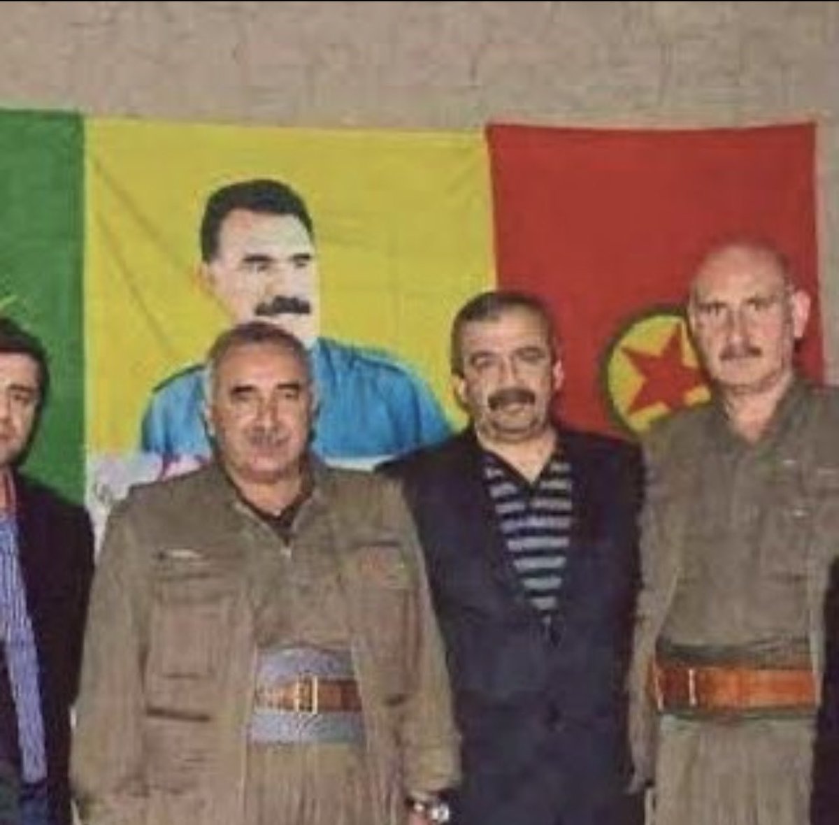 kubrageyikk's tweet photo. Herkesin Sırrı abisi oluvermiş Sırrı Süreyya’nın,
Türk Milleti için bundan daha gerçek bir hali yoktur
Sırf nüktedan diye,’sanatçı’ kişiliği var diye birilerine göre iyi diye binlerce şehit verdiğimiz bir meselenin destekçisine sempati duyamayız
Katranı kaynatmakla olur mu şeker? https://t.co/sH1NZse6mW