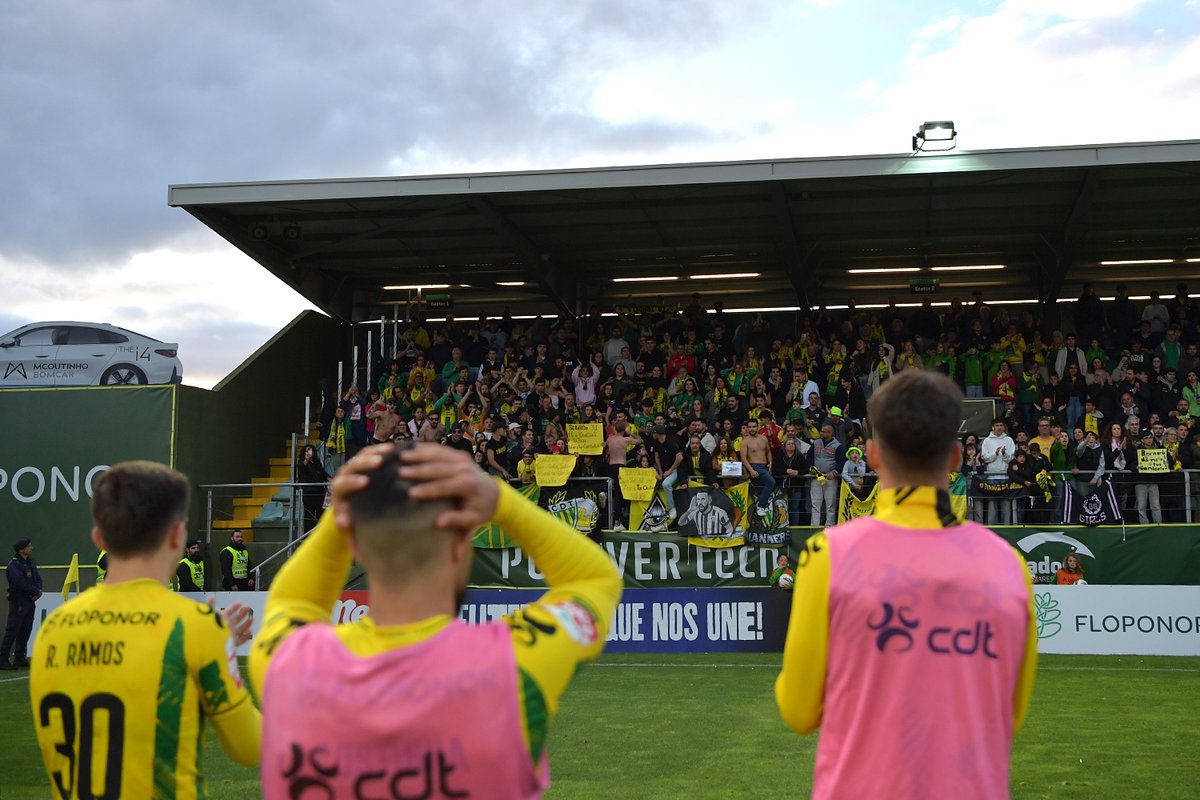 CDTondela1933's tweet photo. 𝗗𝗲 𝗽𝗼̂𝗿 𝗮𝘀 𝗺𝗮̃𝗼𝘀 𝗮̀ 𝗰𝗮𝗯𝗲𝗰̧𝗮 🤯😅
Que alma rapazes 🔰

#PeloTondela #CDTGDC https://t.co/TqrQDfGbzs