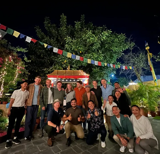 Tom Hiddleston em uma festival em Nepal