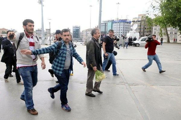 Biz bu insanı bu toprağı dalı ağacı senin kadar sevmiş olamayız, öyle yaşamıyoruz çünkü. Ama seni o kadar sevmişiz, yani senin sevmene tutulmuşuz, apaçık. Burda karışık bir iş var. Fakat baharı karşılamak gibi beynelmilel bir şey de.. Yanıyorum ama bundan umutlanmadan duramıyorum