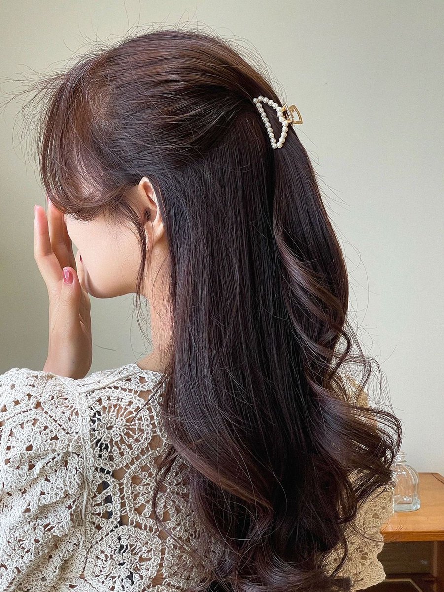 الانثي كالوردة مع من تحبة 
 الذي يسقيها السعادة والحب 
  كل يوم ولو بكلمات بسيطة