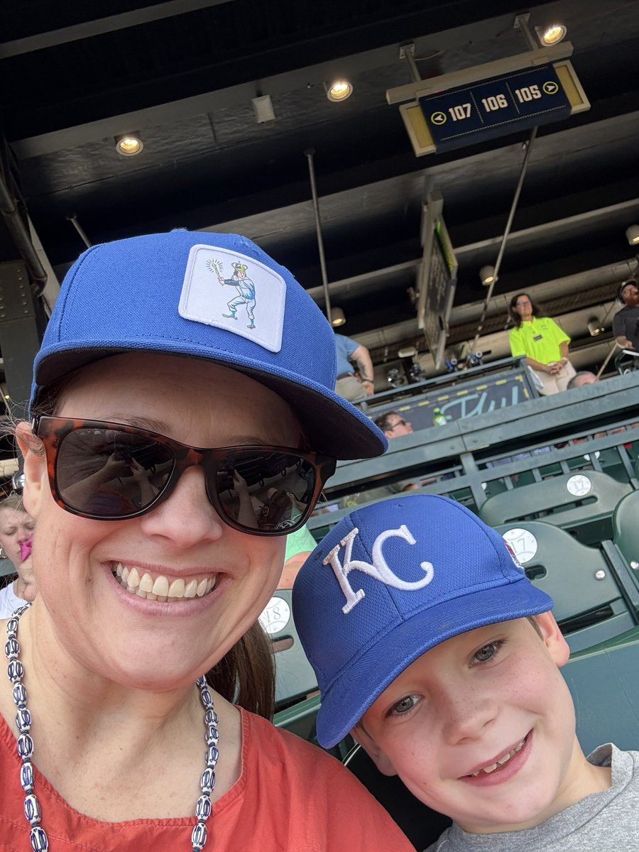 CABar's tweet image. #MayThe4th with @ColaFireflies in my throwback 1979 @royals lid! #LetsGlow #FunForAll #HEYHEYHEYHEY ⚾️