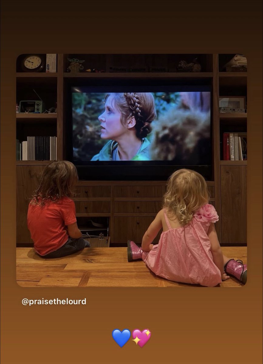 Billie Lourd (Carrie Fisher’s daughter) posts a picture of her children watching their grandmother in Star Wars on May the 4th 😭
