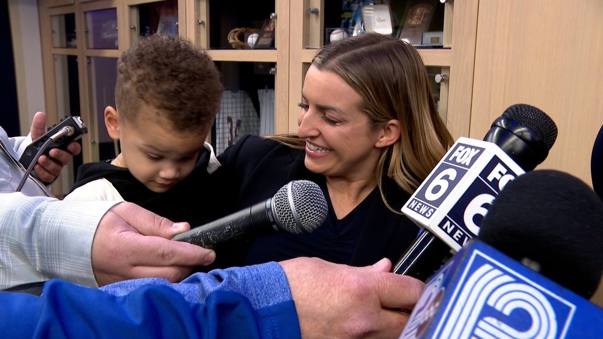 JFiWISN's tweet image. Get you a broadcaster like @SophiaMinnaert who can literally do it all inside the clubhouse like conducting interviews with Freddy Peralta with toddlers-in-arm.