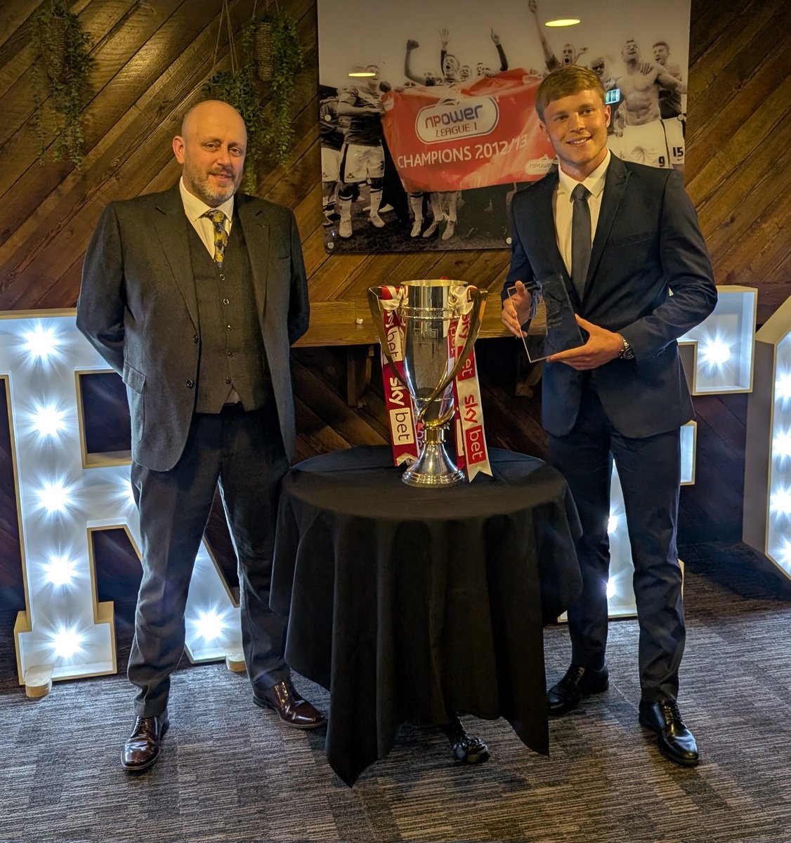 Next up is Young Player of the Year, sponsored by Red Viking Rail.

The winner is... Jay McGrath

🔴 #drfc ⚪