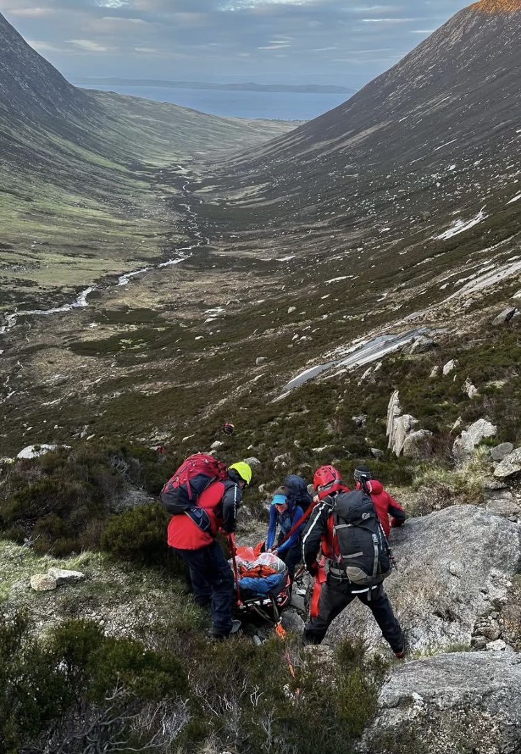 arranMRT's tweet image. ❌CALLOUT❌ 02/5/25
To a hillwalker with a lower leg injury just below the Whin Dyke in Glen Sannox. The casualty was stabilised then evacuated and handed over to an Ambulance.
#Volunteers #ScottishMR #arran #isleofarran #VolunteeringToSaveLives
#stjohnscotland #policescotland