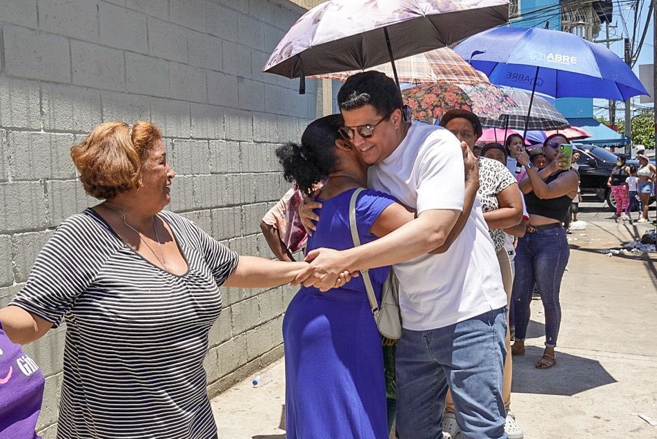 En Ensanche Luperón, Circ. No. 3, seguimos con esta jornada solidaria que realizamos desde hace más de 20 años con fondos privados.
¡Gracias por abrirnos siempre las puertas y recibirnos con tanto cariño!