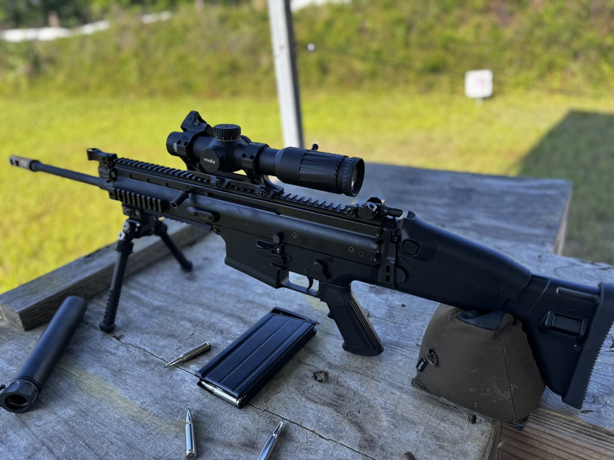 plott2811's tweet photo. what’s happiness? FN SCARS😁 https://t.co/tXCg6vYGNe