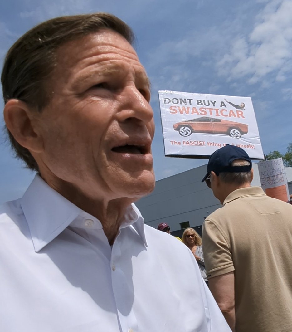 hey <a href="/elonmusk/">Elon Musk</a> ... did you know <a href="/SenBlumenthal/">Richard Blumenthal</a> just led a march w/ commies in front of Stamford <a href="/Tesla/">Tesla</a> ??