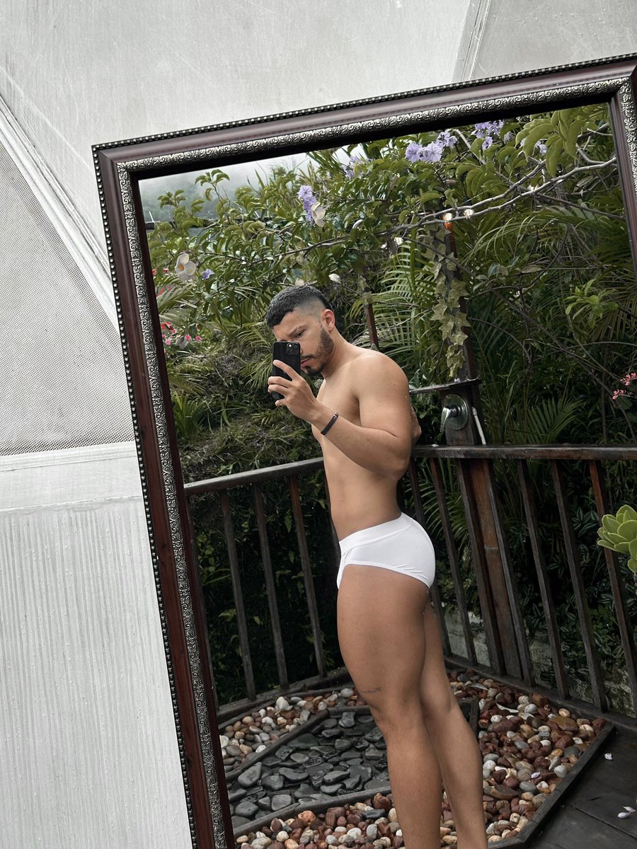 crcaroo_'s tweet photo. La ropa int. Blanca es todo lo que está bien 🔥 https://t.co/xKWuombb5y