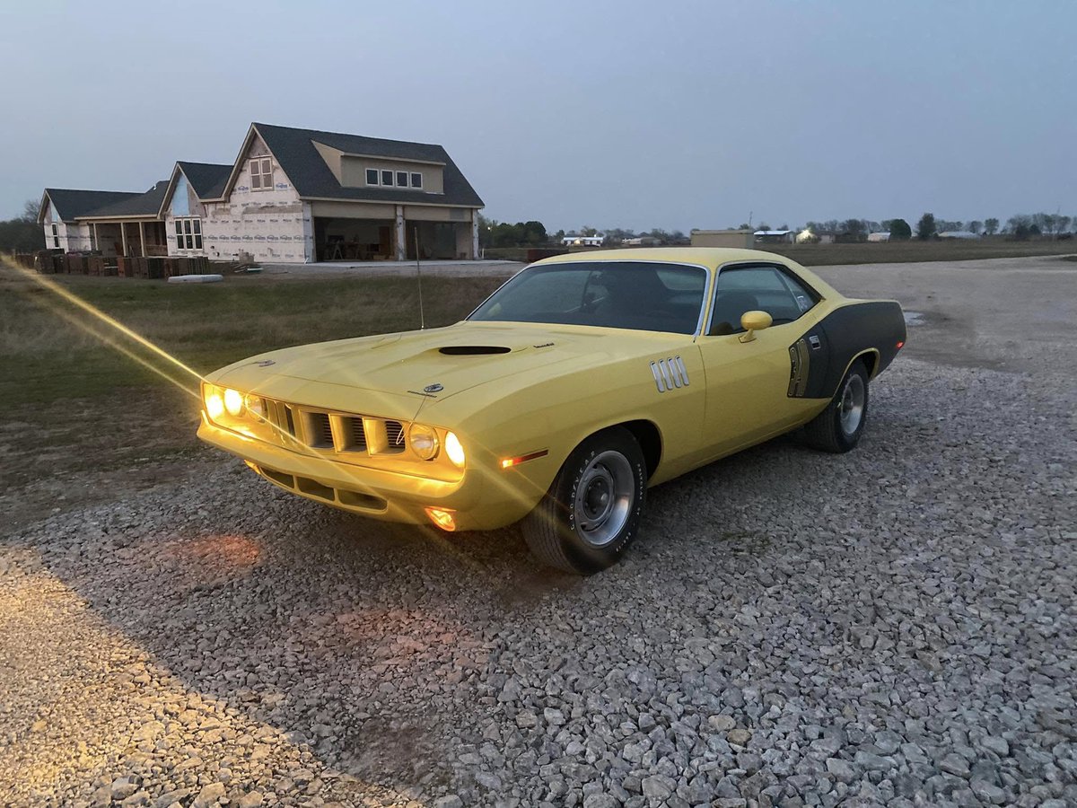 STS_business_'s tweet image. Late night headlight aiming… #SmothersSupercars #Cuda #LemonTwist #Headlights #Adjustments