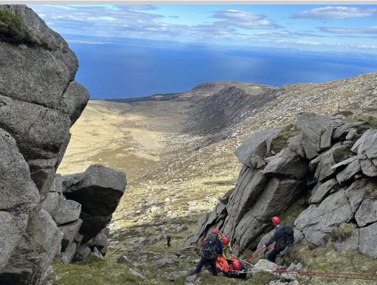 arranMRT's tweet image. ❌CALLOUT❌ 3/5/25
To assist a hillwalker with a lower leg injury on Stacach ridge. The casualty was treated, evacuated in the glen and transferred to an ambulance.
#Volunteers #ScottishMR #arran #isleofarran #VolunteeringToSaveLives
#stjohnscotland #policescotland