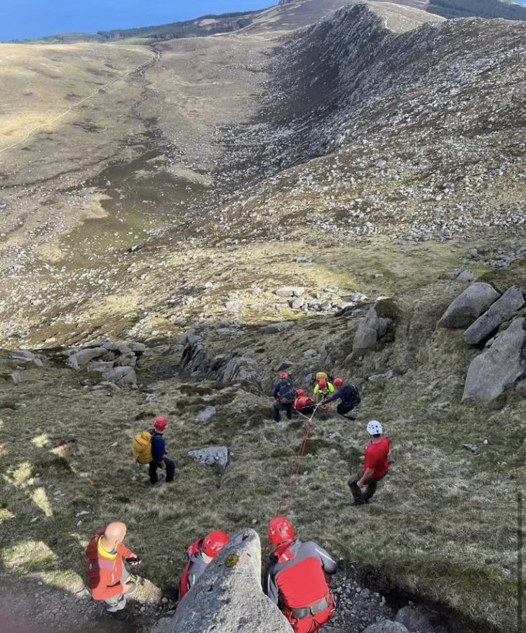 arranMRT's tweet image. ❌CALLOUT❌ 3/5/25
To assist a hillwalker with a lower leg injury on Stacach ridge. The casualty was treated, evacuated in the glen and transferred to an ambulance.
#Volunteers #ScottishMR #arran #isleofarran #VolunteeringToSaveLives
#stjohnscotland #policescotland