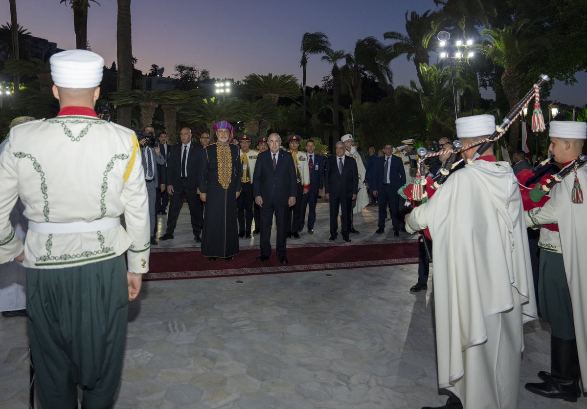 📸 / تكريمًا لحضرةِ صاحبِ الجلالةِ السُّلطان هيثم بن طارق المعظم /حفظهُ اللهُ ورعاهُ/، فخامةُ الرئيس عبد المجيد تبون رئيسُ الجمهوريّة الجزائريّة الدّيمقراطيّة الشعبيّة يُقيم مأدبة عشاء رسميّةً بقصر الشّعب بالعاصمة #الجزائر.