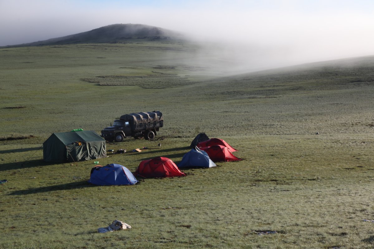 Археологийн хээрийн шинжилгээний ангийн өглөө ингэж л эхэлж байгаа юм даа. Малтах булшаа сонгох гээд хараад алхаж явах ч бас нэг хэмжээлшгүй их жаргалын нэг шүү дээ