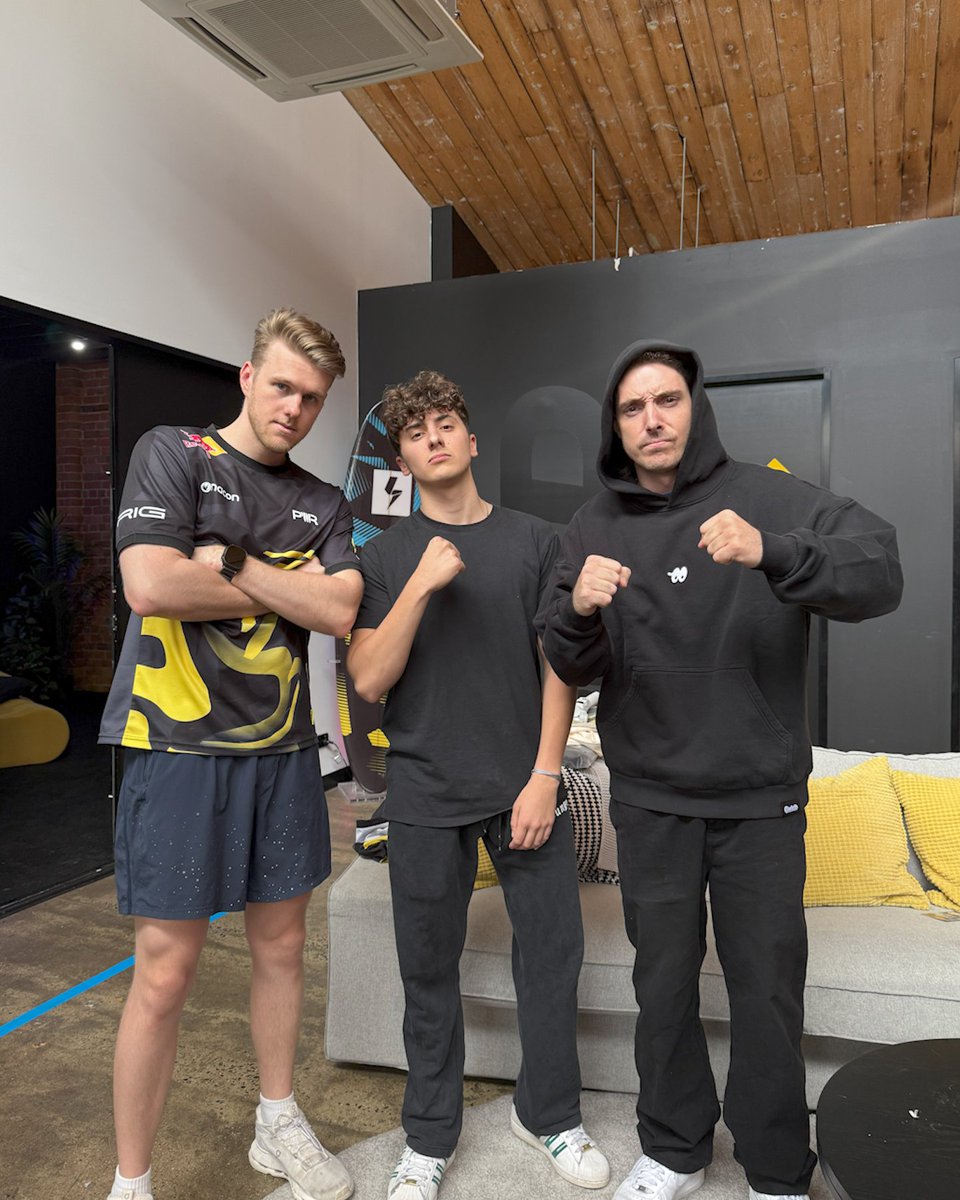 usecodeaid's tweet image. had a great time meeting some awesome people, thank you for having me at the office gentlemen @Lazarbeam @LachlanYT