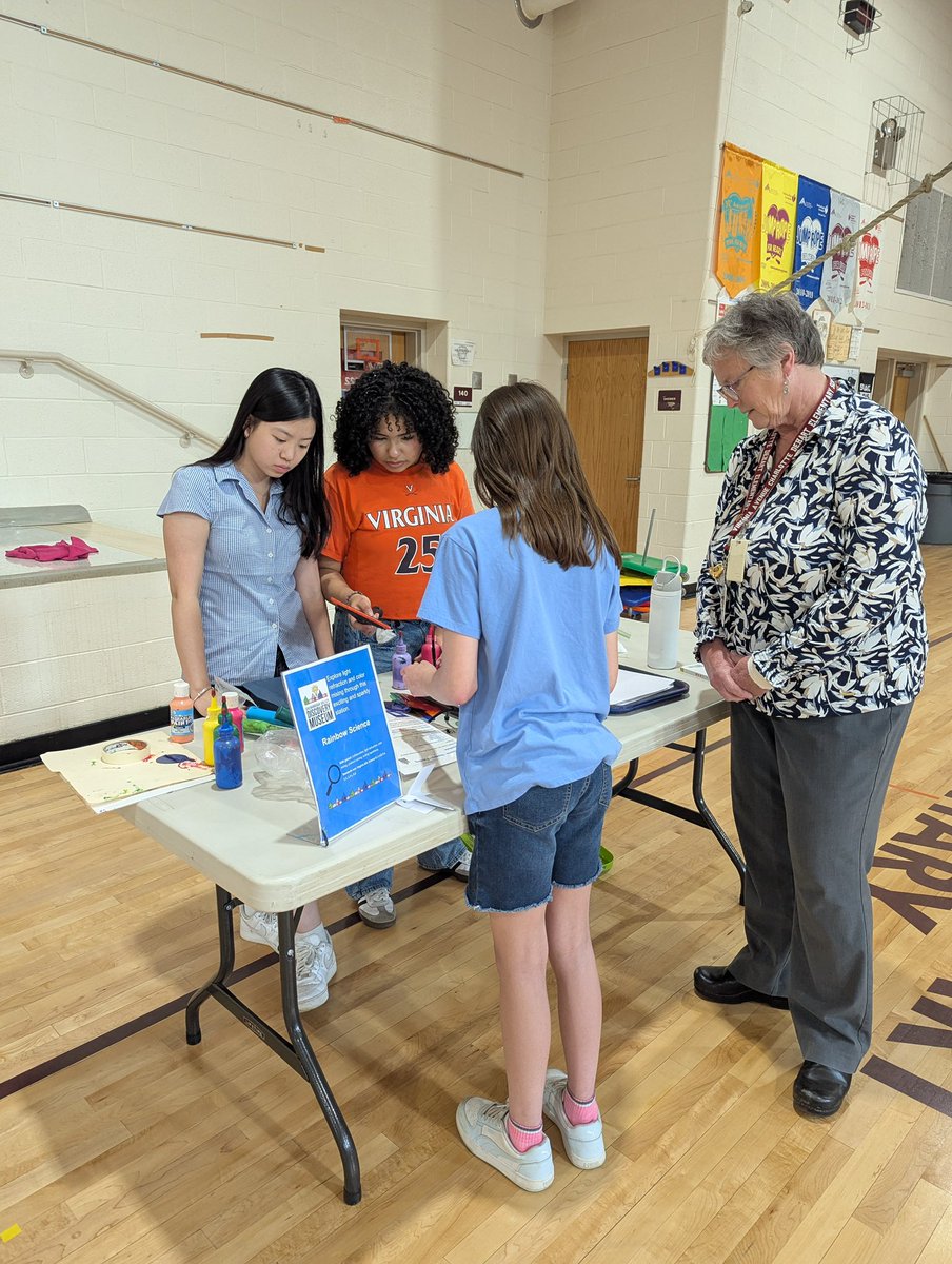 Interact members helped with activity stations at VACDES STEAM Night 🧪🥼