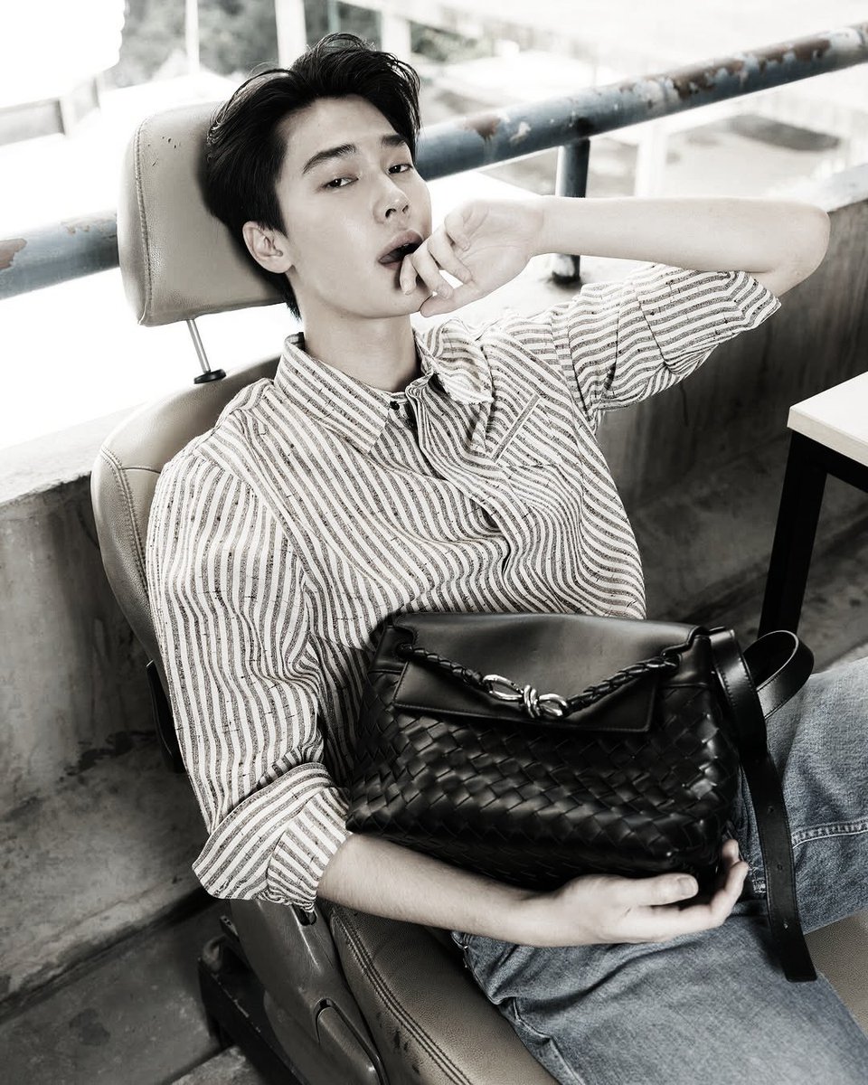 bxagas's tweet image. ︎︎ ︎︎︎ ︎︎︎ ︎
Here I am, soaking in the sunny vibes, lounging casually with my trusty Bottega Veneta bag, letting my striped shirt and relaxed jeans set the tone for a effortlessly cool day.
︎︎ ︎︎︎ ︎︎︎ ︎