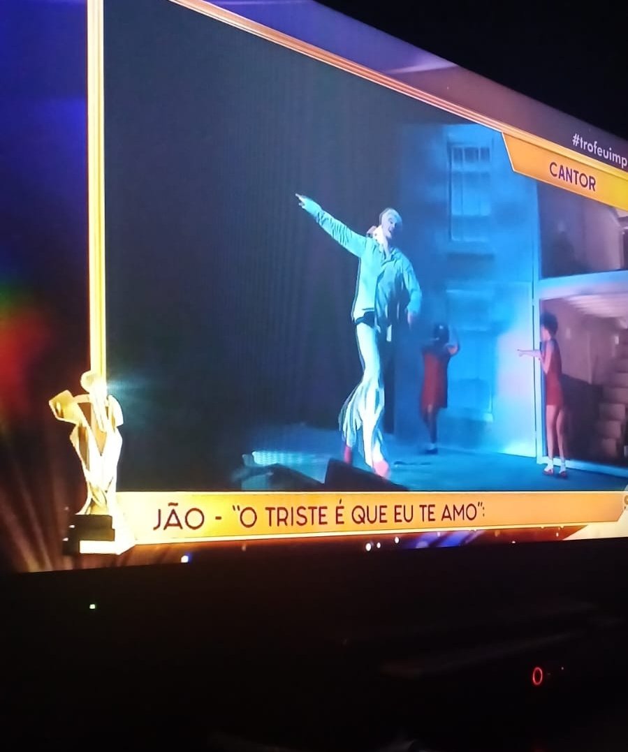 eu nem assisto sbt e ai quando paro pra prestar atenção na televisão vejo o João Vitor ganhando cantor do ano no trofeu imprensa