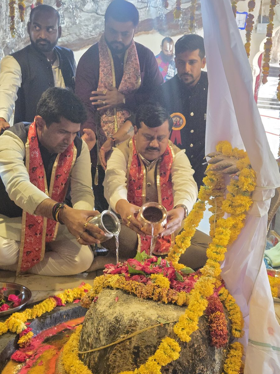 JagdishMakwana_'s tweet image. ૐ નમઃ શિવાય 🙏

દાહોદ જિલ્લાના પ્રવાસ દરમિયાન ચોસાલા ગામે પ્રદેશ ભાજપ યુવા મોરચાના પ્રમુખ શ્રી @DrPrashantkorat સાથે શ્રી કેદારનાથ મહાદેવના મંદિરે દર્શન, અભિષેક અને શિવજીની પૂજા, આરાધના કરવાનું પરમ સૌભાગ્ય પ્રાપ્ત થયું.