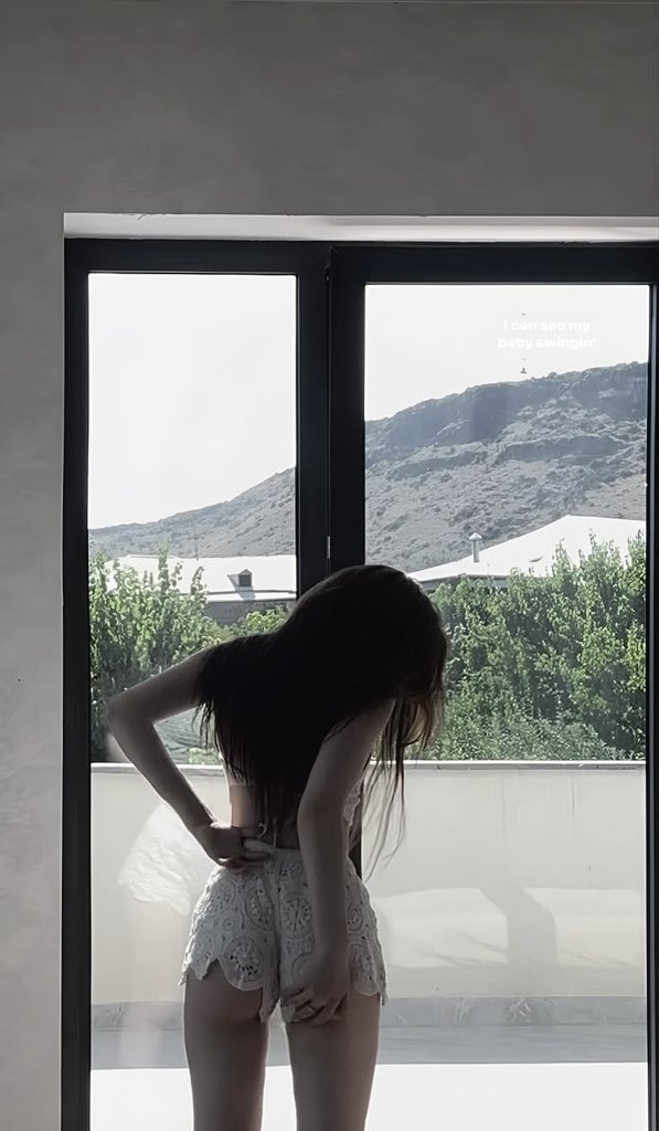 reckIewss's tweet image. Emang gini ya jadi bumil, baru bangun tidur dan mau menghirup udara pagi tapi udah dibikin mual karena morning sickness.