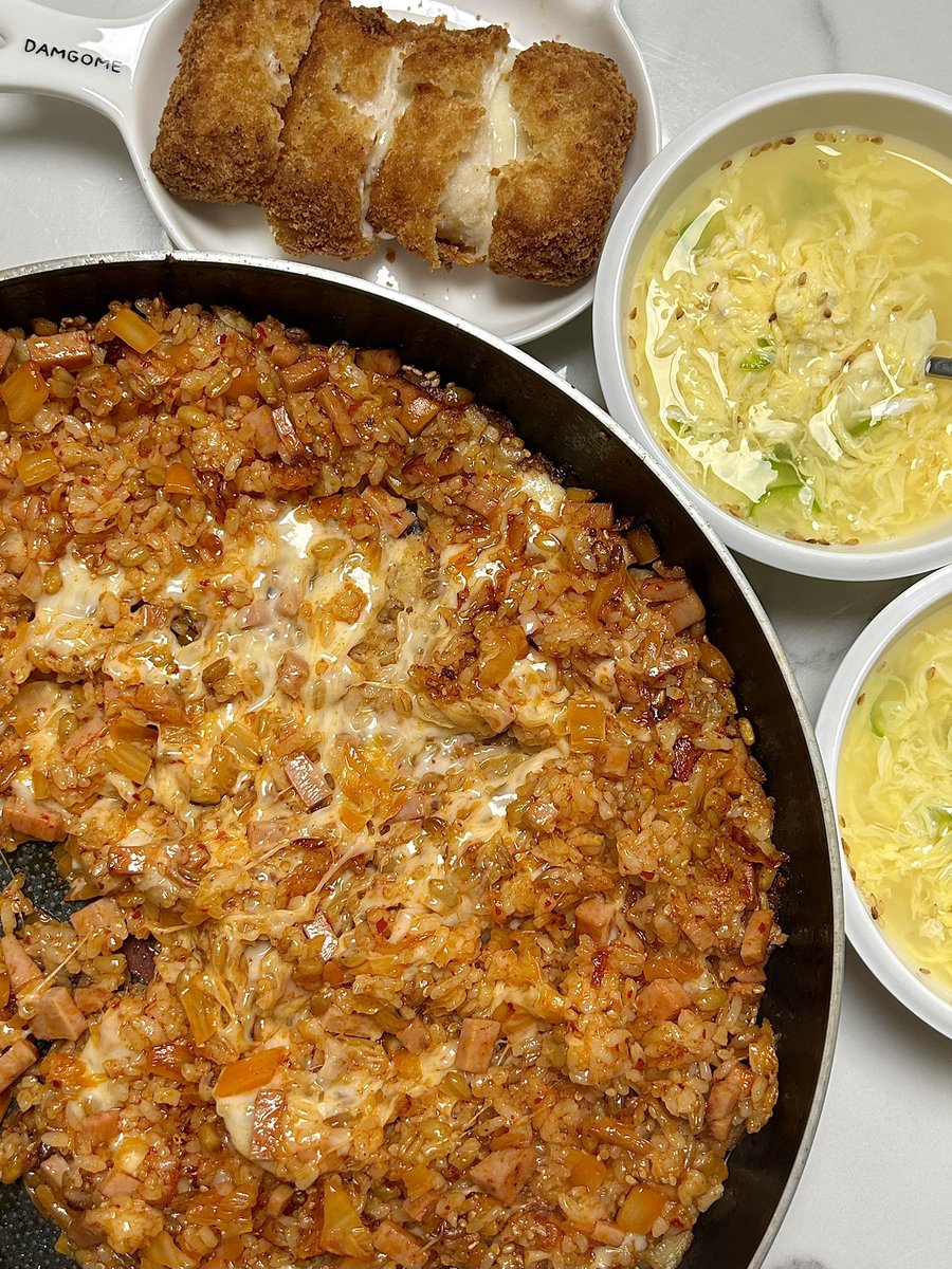 chhhomp's tweet image. 엄마표 치즈김치볶음밥 계란국 돈까스