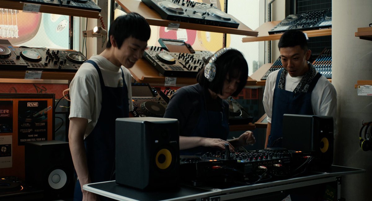 난 영화끝나고 유타가 집 얻고 엄마한테 빚도 다 갚고 개척해내가면서 알바히고 20대청년만치로 디제잉하고 살아가는 상상하면 너무 있을법한이야기라서그냥심장이