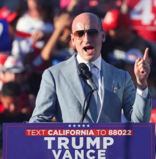 Donald Trump a confirmé que Stephen Miller est le principal candidat au poste de conseiller à la sécurité nationale. Un suprémaciste défendant des thèses racistes, artisan de l’extrême-droite la plus radicale, le plus ancien conseiller de Donald Trump, celui de la première heure