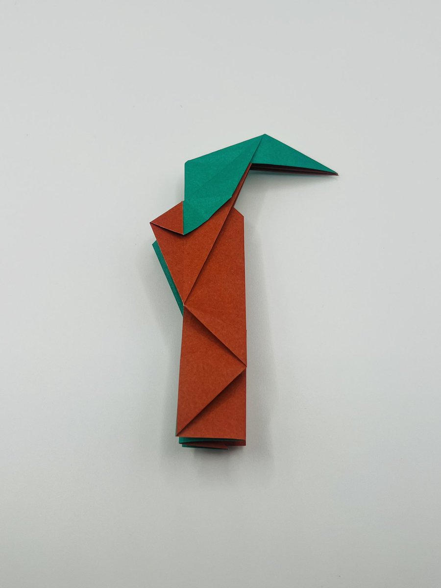 petitartgolgo13's tweet photo. #折り紙 #ヤシの木 #origami #Palm_tree
初のユニット作品「ヤシの木」です。
葉の角度が異なる3つのパーツが複数組み合わさっています。
Aパーツ×6、Bパーツ×4、Cパーツ(実付き)×2の、計12枚組。
幹が太くてパイナップルにすれば良かったか。
パーツ自体がインサイドアウトなので、両面折り紙を買い漁る必要があるのも難点。
出来上がりが動物などになるユニット作品を目指すという方針は定まりました。
多面体などだと、もはやオリジナル性を証明できない気がしますので。
とりあえず、ミズクラゲが出来かけています。