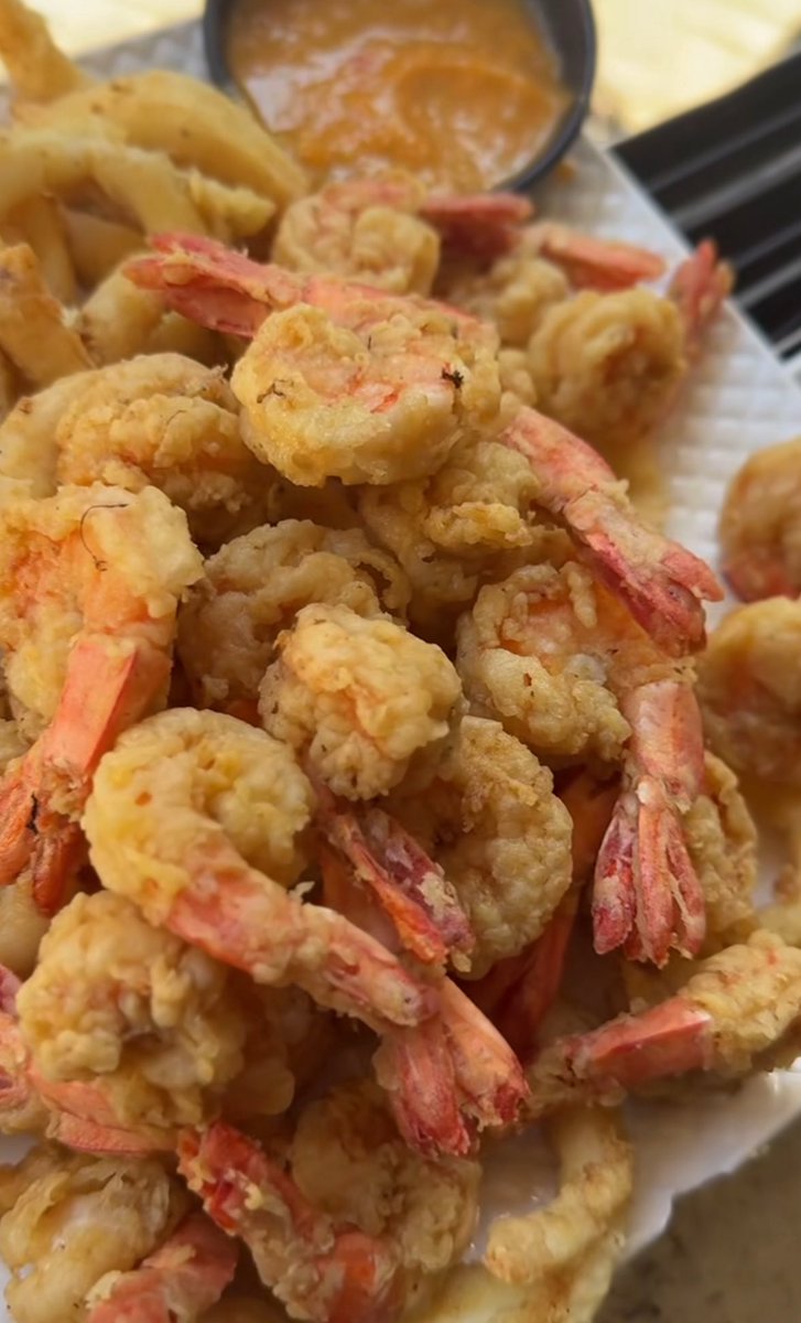What sauce would be perfect to dunk these fried shrimps in 🍤?