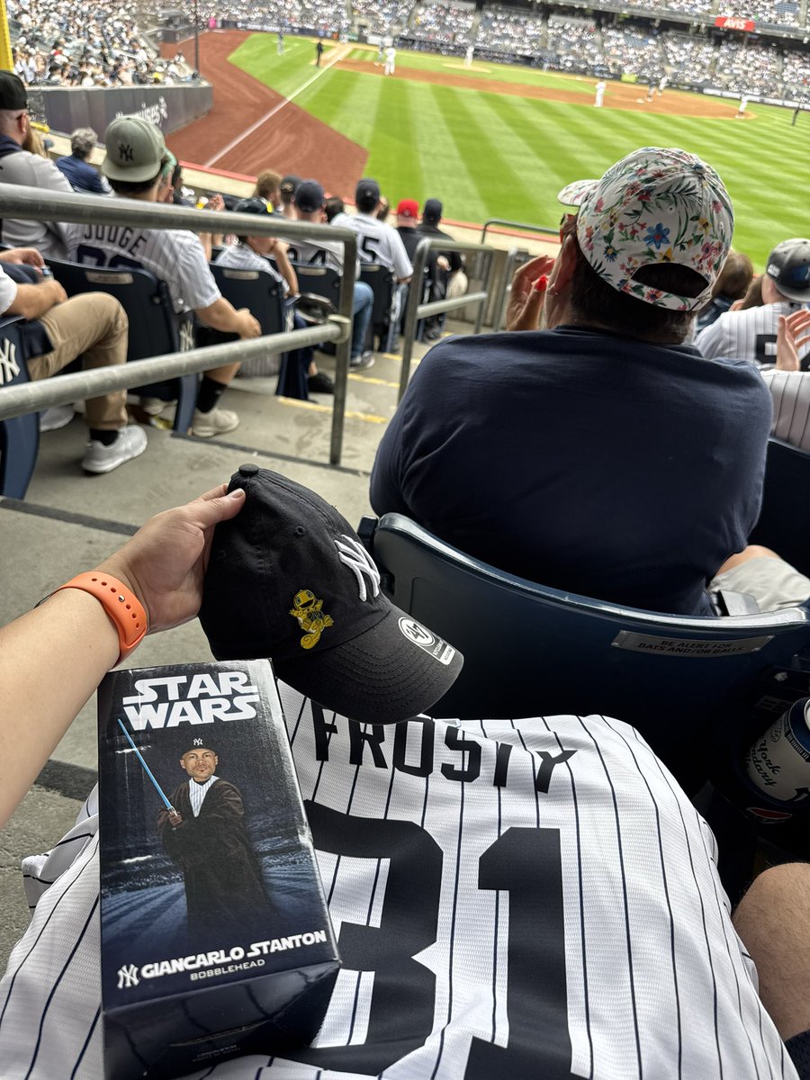 Frostyplanet1's tweet photo. Even though we took an L I feel I went home a Winner. Finally got my custom PinStripe 😭 Been wanting this since I was a snowflake tbh 😆 ☃️ 

(Pin by @SuperMezaBros -> go check out their shop)

#LetsGoYankees #stayfrostyfriends https://t.co/8emydiIjZO