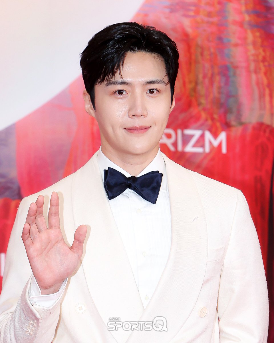 shhdsbulletin's tweet photo. Actor #KimSeonho is officially confirmed as a presenter at the 61st Baeksang Arts Awards.

Catch him on this star-studded night as the ceremony celebrates excellence in Korean film, broadcast, and theatre.

🕖 Red Carpet: 18:15 KST
🕖 Main Ceremony: 20:00–24:00 KST

📺 Watch Live: https://t.co/8SfPz80GrZ

Use the following hashtags in related posts:

# BaeksangPresenterKIMSEONHO
# BaeksangArtsAwards2025
