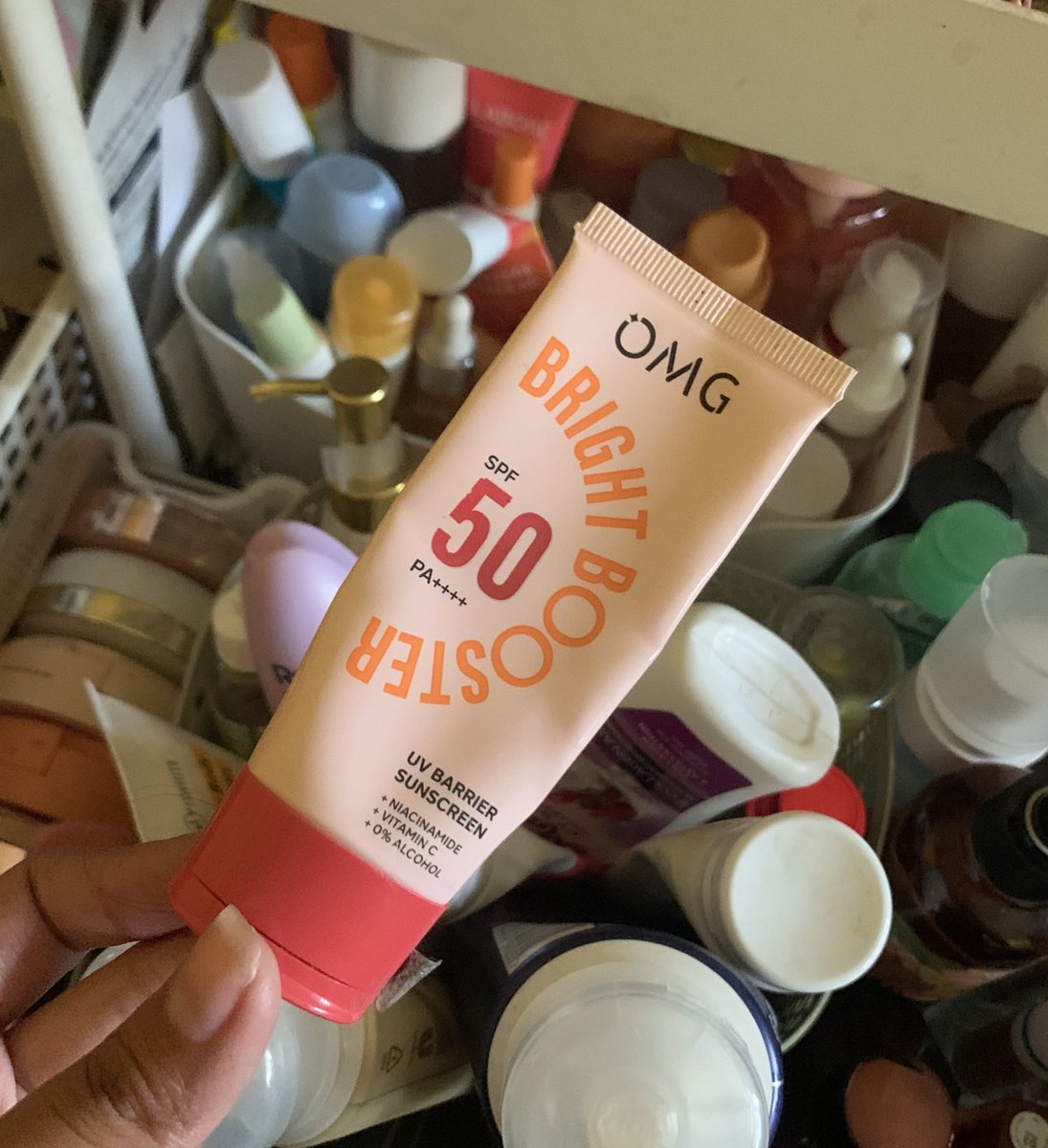 thisiskiaaa's tweet photo. please bgt bikinin yang 50ml deh sunscreen iniii biar bisa lebih hemat soalnya yang 25ml ini meski udh nyetok di rumah sama di kantor ttp sering kehabisan muluuuu 🥲

yang pasti udah SPF 50 PA+++

#OMGbeauty #SunscreenOMG #blokkulitkusam #sunscreenviral https://t.co/wSBVHBdEb5