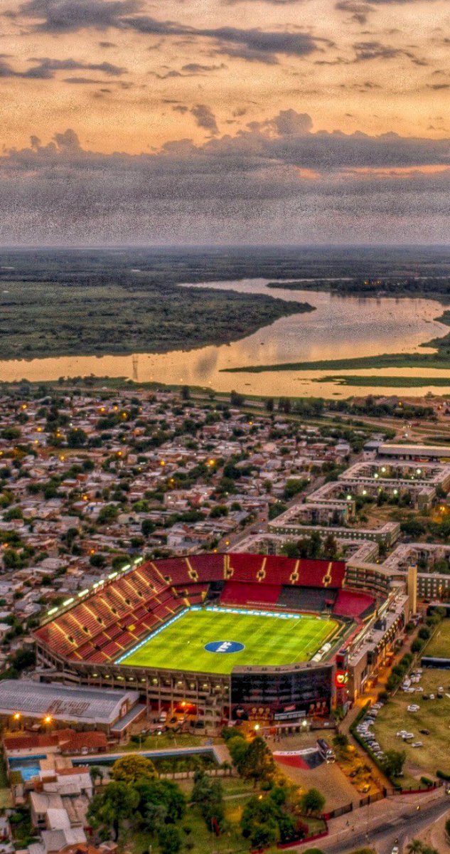 En las tristezas y alegrías. Con los puños en alto o con una lagrima en la mejilla. Pero siempre juntos hasta el final de nuestras vidas. 

Felices 120 años Club Atlético Colón de mi corazón. ♥️🖤