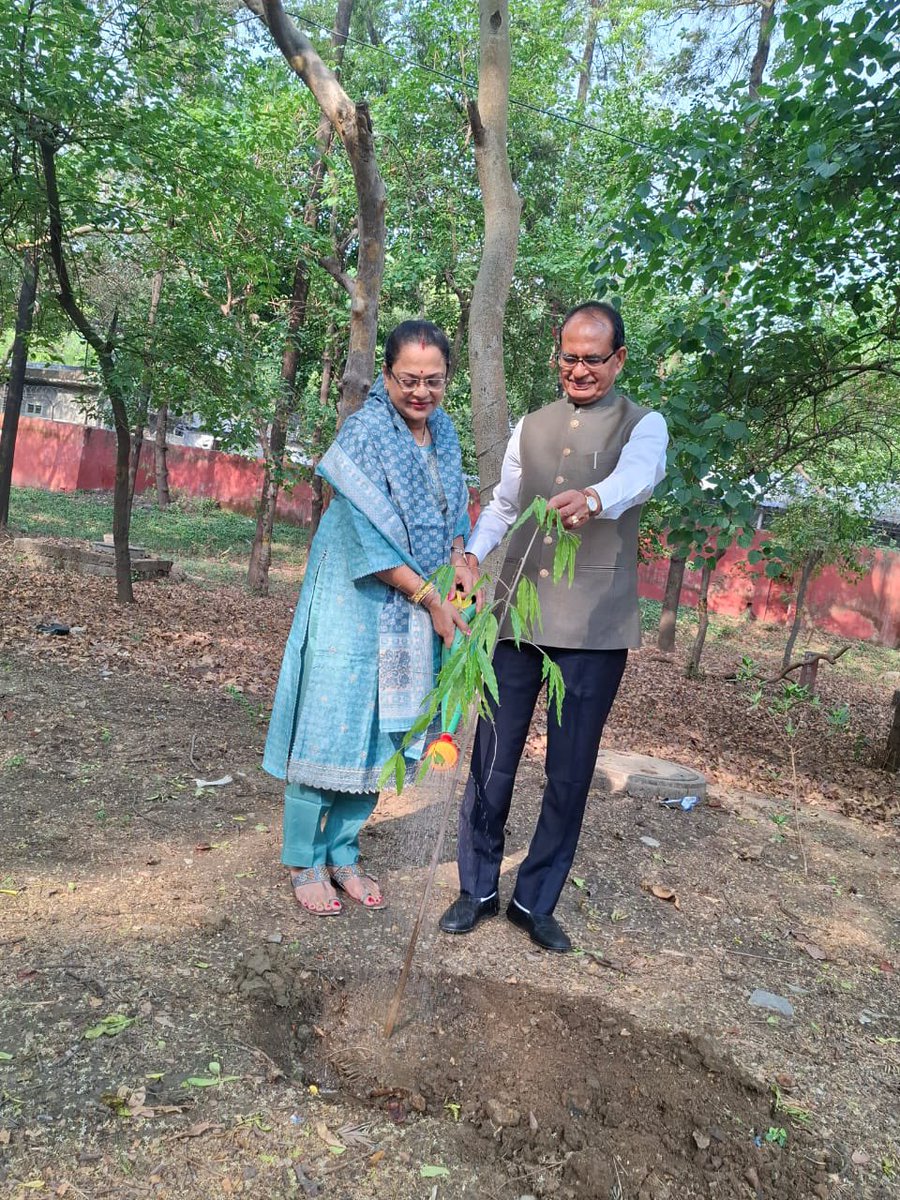 आज शादी की 33वीं वर्षगांठ पर अपनी धर्मपत्नी के साथ पौधा लगाया। आप भी ऐसे शुभ अवसर पर पौधरोपण अवश्य करें।

तैंतीस वर्ष बीत गए, लेकिन लगता है कि हम तो कई जन्मों से साथ हैं।

तैंतीस वर्षों से साधना मेरी पूरक हैं। हर समय आदर्श पत्नी बनकर साथ निभाया। परिवार को आदर्श बनाया, बच्चों को