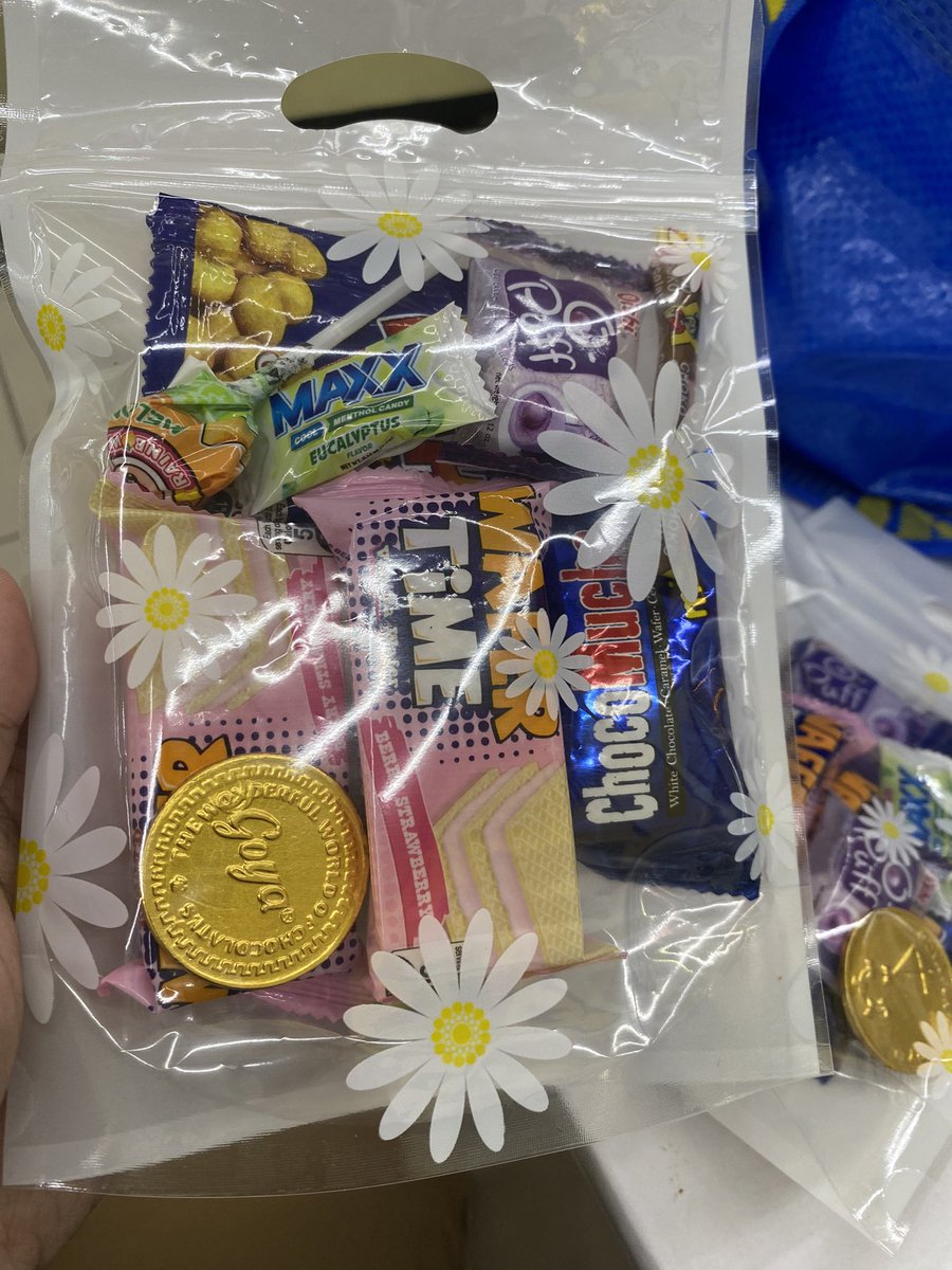 june_yeaah's tweet photo. GDRAGON in Bulacan freebies for VIPFAMs 💛 @IBGDRGN 

🛍️ Ayuda lootbags 😅 

- rt &amp; like
- strictly 1:1 
- very limited quantity
- look for me &amp; @Channel212121 
- time &amp; loc tba

#GDRAGON_ÜBERMENSCH
#GDRAGONinBULACAN
#UbermenschInBulacan https://t.co/rB8l7wvkGa