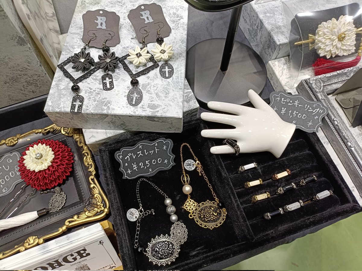 ronce00's tweet photo. フェイクレザーつまみ細工のアクセサリーおすすめです💁ピンキーリングやブレスレットもあります✨️
#ronce
#アンダークラフトマーケット
#つまみ細工
#フェイクレザーつまみ細工
#和小物
#和洋折衷 https://t.co/Lez1v5wuXA