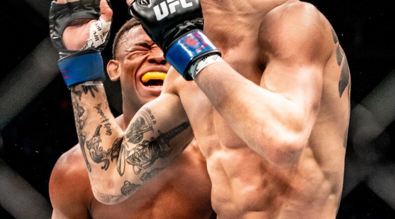 ListenIowa's tweet image. More than 15,000 people descended on Wells Fargo Arena in Des Moines Saturday night for UFC Fight Night, the first such event in the capitol city in 25 years.
#UFCDesMoines @iaeventscenter 
buff.ly/kIuMUgh