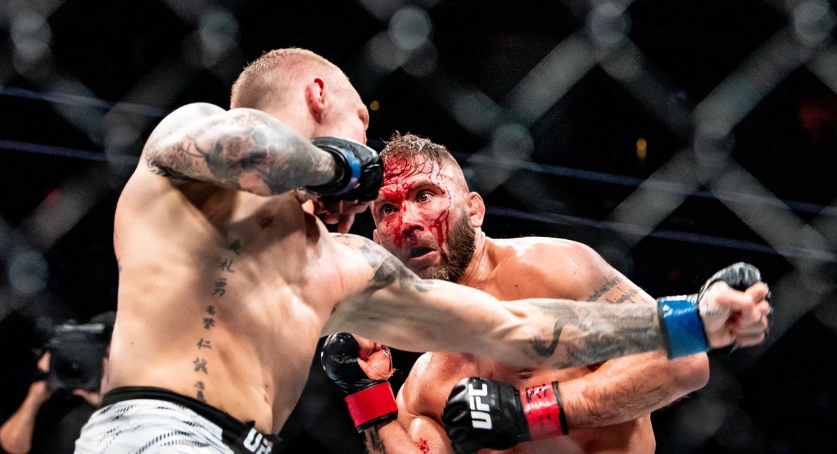 ListenIowa's tweet image. More than 15,000 people descended on Wells Fargo Arena in Des Moines Saturday night for UFC Fight Night, the first such event in the capitol city in 25 years.
#UFCDesMoines @iaeventscenter 
buff.ly/kIuMUgh
