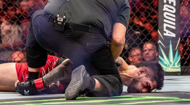 ListenIowa's tweet image. More than 15,000 people descended on Wells Fargo Arena in Des Moines Saturday night for UFC Fight Night, the first such event in the capitol city in 25 years.
#UFCDesMoines @iaeventscenter 
buff.ly/kIuMUgh