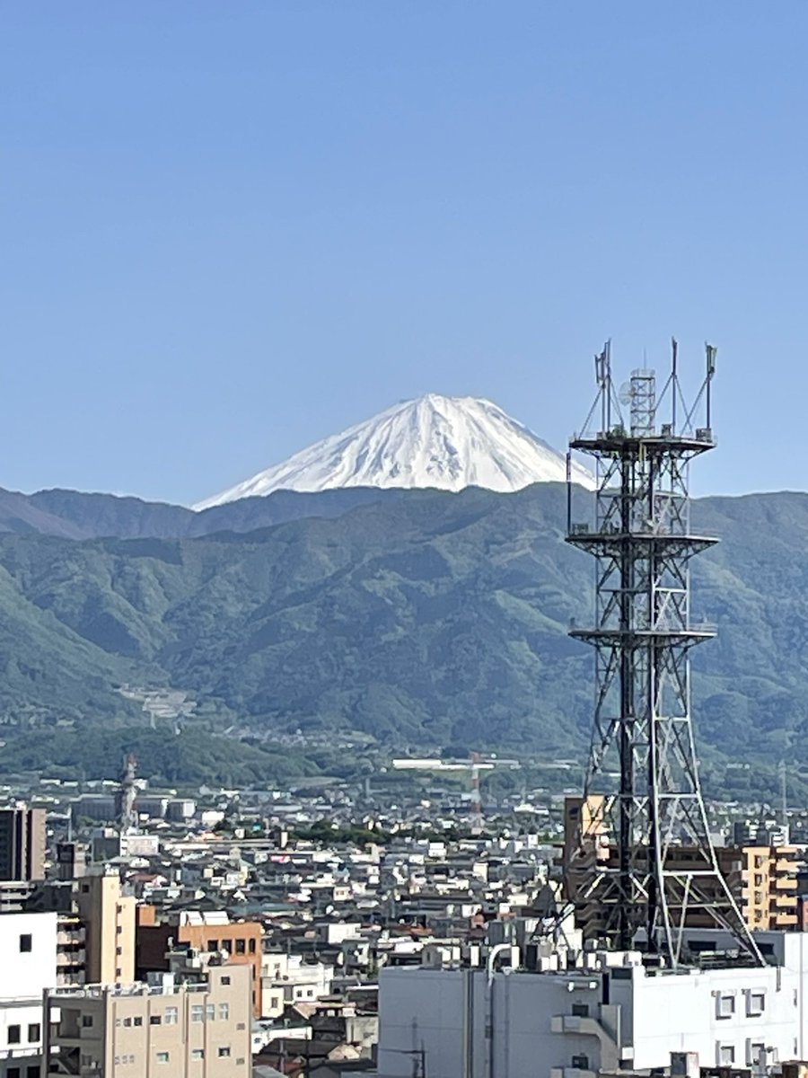 ゴールデンウイークに山梨へ！何やらモツ煮が名物って言うからモツ煮を！そしたらモツ煮はモツ煮でも鳥のモツ(内臓)だからレバーとかを甘く煮たモツ煮…レバー超苦手なんです…勉強になりました。　#山梨　#モツ煮