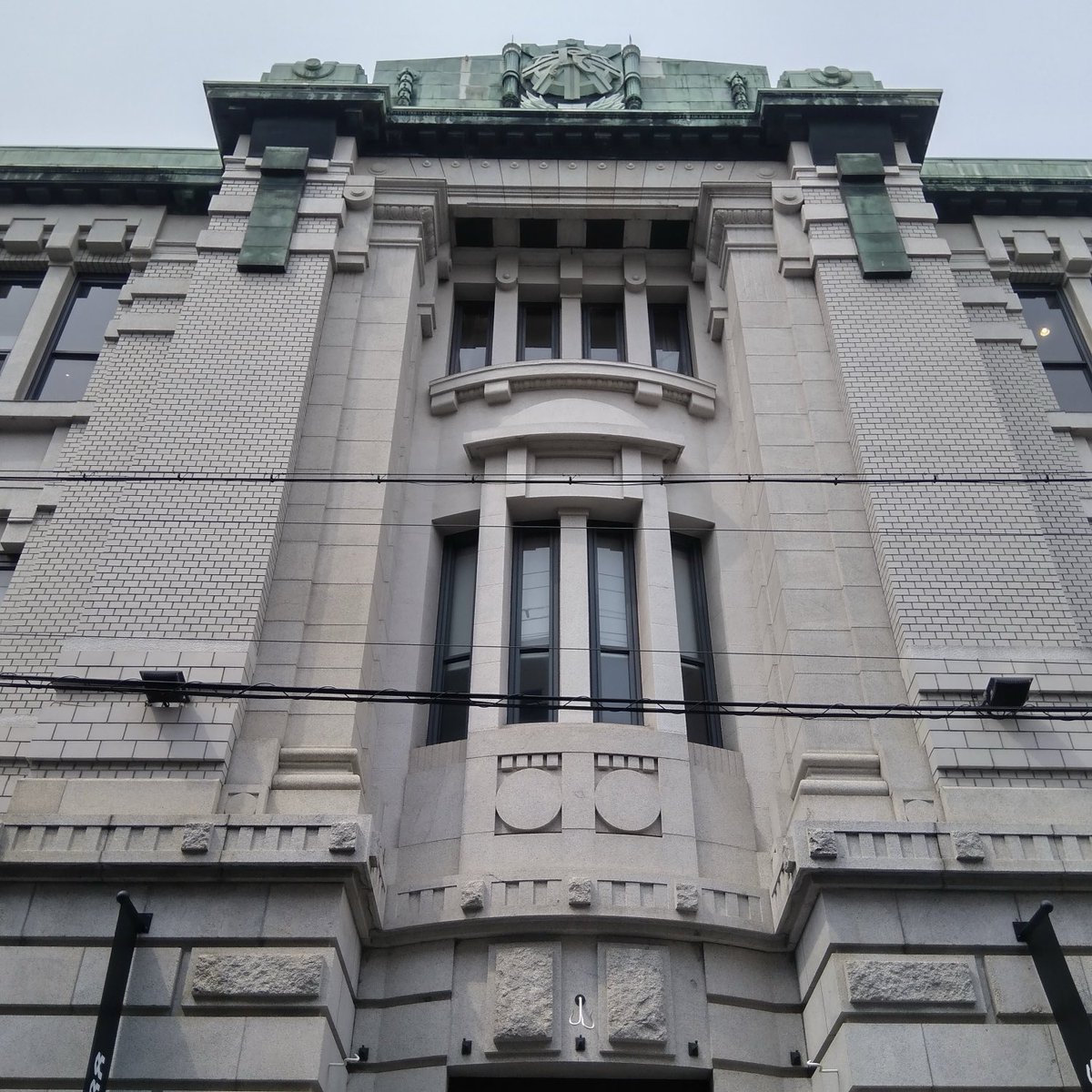 HoshinoAsyera66's tweet image. 京の小さな美し処（36）　＃三条通り　の近代建築
姉三六角蛸錦〜♪と通りの名前を覚える歌にもある三条通りは京都近代建築を観て歩ける歴史浪漫の道。京都が千二百年都であっただけではなく、近代においても歴史的、経済的に文化を育んだ証。電線を地中埋没にしていただけるとなお嬉しい。
