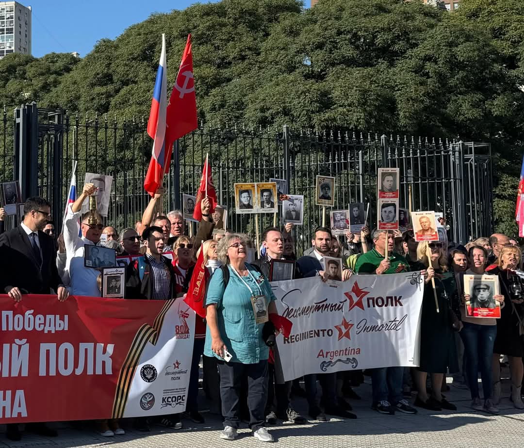 🚩 A 80 años de la Victoria contra el nazi-fascismo, una delegación del Partido Comunista de la Argentina participó ayer en Plaza San Martín, en la Ciudad de Buenos Aires, de la marcha del "Regimiento Inmortal" junto a familiares de lxs soldadxs del Ejército Rojo.