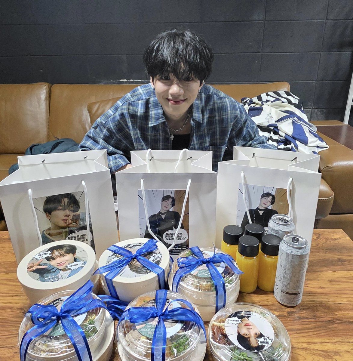 always0wiu's tweet photo. 현생 바쁘게 살다가 영민님 새 앨범 소식 접하고 팬싸에 팬파���까지.. 영민님 우는 거 보고 저도 울컥해버렸네요. 방토님들 역시나 예쁜 모습들 많이 담아서 올려주신 덕분에 저도 예쁜 모습들 많이 봤네요. 영민님의 든든한 버팀목 방토단이 있어 너무 좋아요.

#임영민 #영민 #영민의든든한방토단 https://t.co/jUaljKzk9t