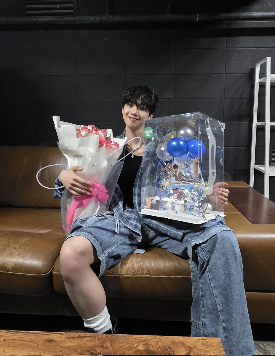 always0wiu's tweet photo. 현생 바쁘게 살다가 영민님 새 앨범 소식 접하고 팬싸에 팬파���까지.. 영민님 우는 거 보고 저도 울컥해버렸네요. 방토님들 역시나 예쁜 모습들 많이 담아서 올려주신 덕분에 저도 예쁜 모습들 많이 봤네요. 영민님의 든든한 버팀목 방토단이 있어 너무 좋아요.

#임영민 #영민 #영민의든든한방토단 https://t.co/jUaljKzk9t