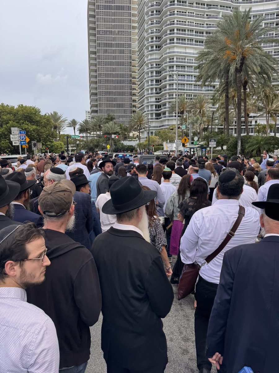 Devastated by the passing of Rabbi Lipskar.
My spiritual father in Florida, my mentor, my friend.
I spent countless hours with him - mostly listening, always learning.
He made me a better Jew, a better person.
I began my tenure as Consul General with his guidance; I end it with