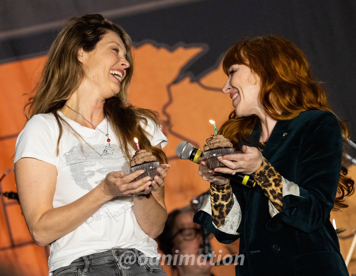 oanimation's tweet photo. Ruth and Alaina celebrating their birthdays. #spnminn https://t.co/yzlemfBHXN